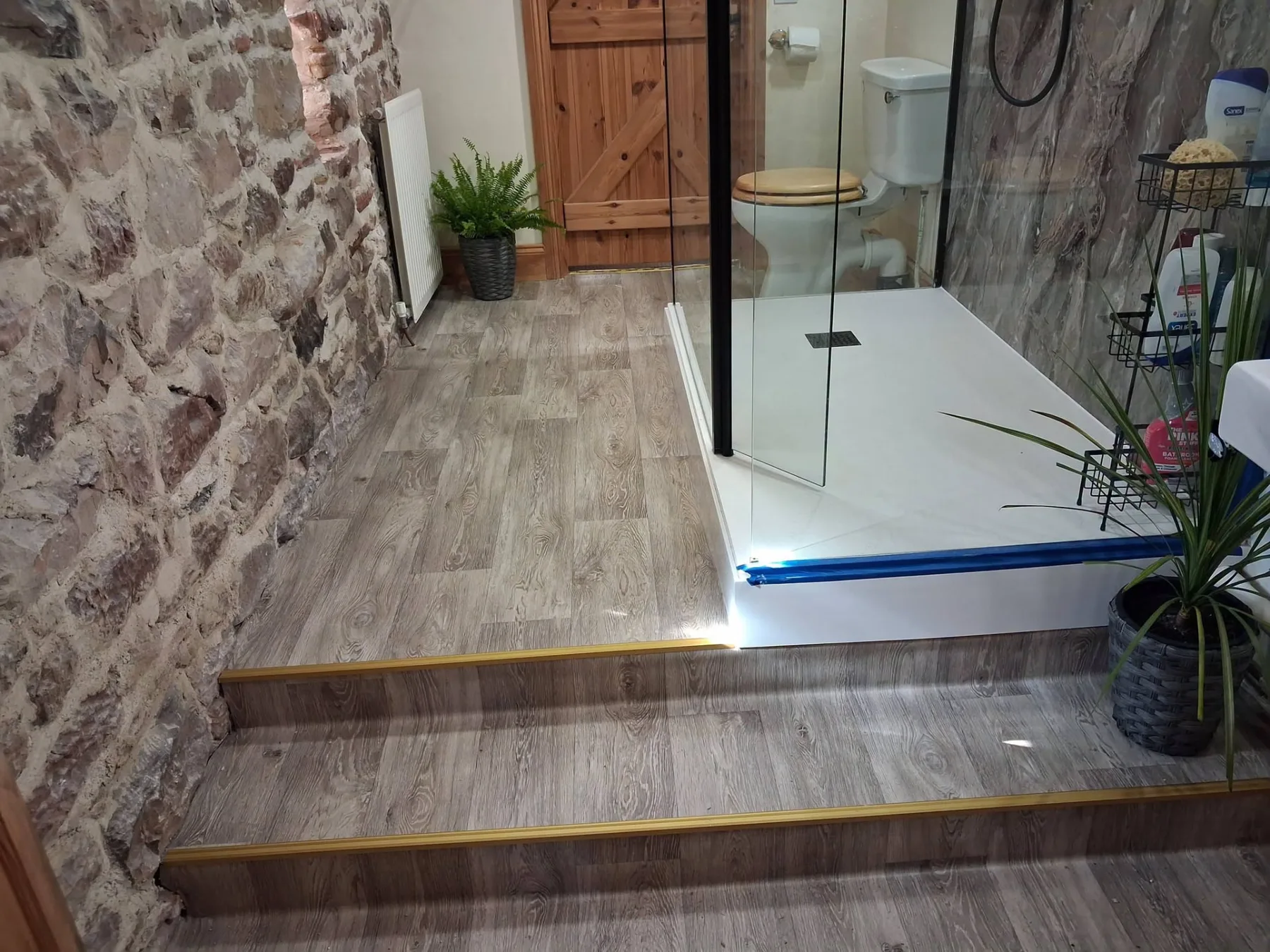 Wood-effect flooring around a shower room